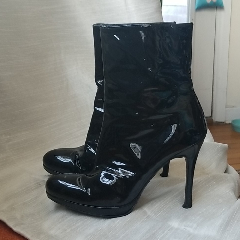 Stuart Weitzman patent ankle bootie zip up 7.5